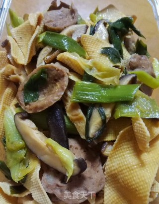 香菇牛肉丸蒜苗炒千张的做法