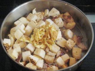 香菇鸡蛋炒馒头的做法步骤：6