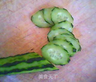 简单家常菜——花生米香炒黄瓜片的做法步骤：3