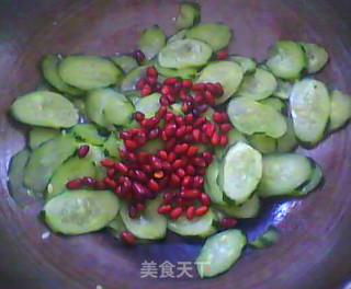 简单家常菜——花生米香炒黄瓜片的做法步骤：9