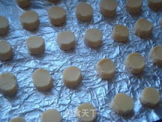 越嚼越香回味无穷——芝麻杏仁小饼干的做法步骤：6
