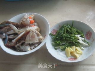 葱姜花蟹的做法步骤：1