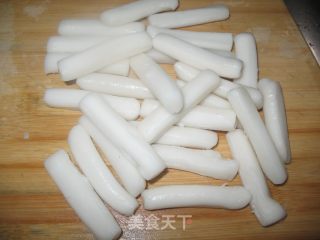 蔬菜炒手指年糕的做法步骤：2