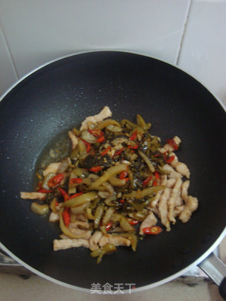 酸菜炒肉丝的做法步骤：7