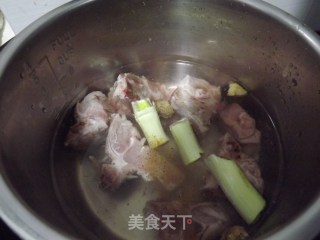 排骨白菜汤的做法步骤：1