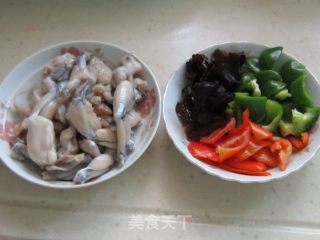 三色田鸡的做法步骤：1