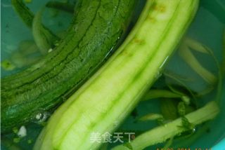 小炒丝瓜的做法步骤：1