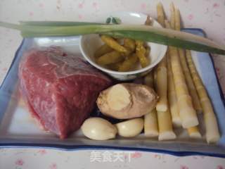 竹笋泡椒炒牛肉的做法步骤：1