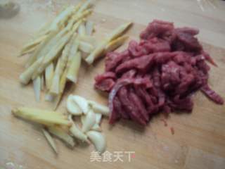 竹笋泡椒炒牛肉的做法步骤：2