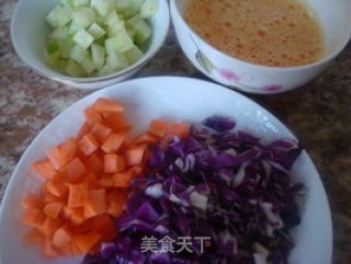 香喷喷的五彩炒饭的做法步骤：1
