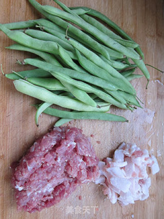 十分钟快手菜—四季豆烧肉粒的做法步骤：1