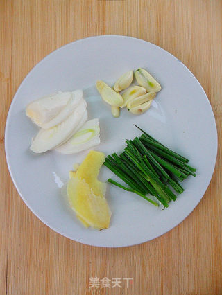 【家常菜】蚝油平菇 （5分钟快手菜）的做法步骤：2