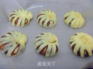 【怡汝烘焙】第一次的面包---花样豆沙面包的做法步骤：16