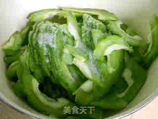 凉瓜炒肉的做法步骤：2