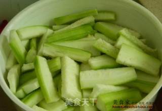香菇丝瓜肉丸汤的做法步骤：2