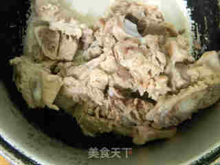 猪脊骨玉米莲藕汤的做法步骤：2