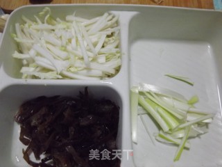 醋溜白菜的做法步骤：1