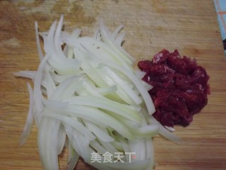 洋葱炒肉的做法步骤：2