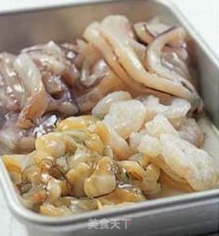 海鲜葱饼的做法步骤：1