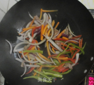 五彩缤纷—蚝油牛肉乌冬面的做法步骤：4