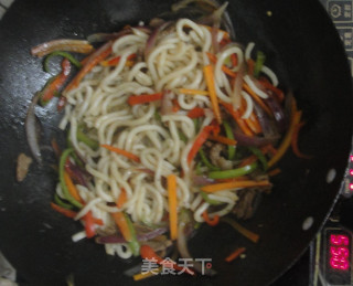 五彩缤纷—蚝油牛肉乌冬面的做法步骤：6