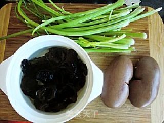 芹菜炒腰花的做法步骤：1