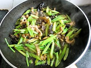 芹菜炒腰花的做法步骤：20