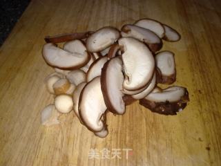 香菇鸡肉皮蛋粥的做法步骤：3
