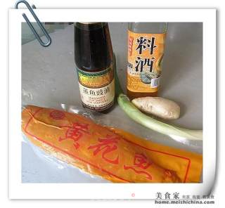 简单的清蒸黄花鱼的做法步骤：1