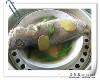 简单的清蒸黄花鱼的做法步骤：2