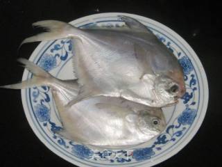 蒜味水煮鲳鱼的做法步骤：1