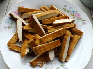 蒜苗香干肉的做法步骤：2