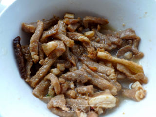 蒜苗香干肉的做法步骤：4