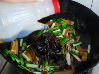 蒜苗香干肉的做法步骤：10