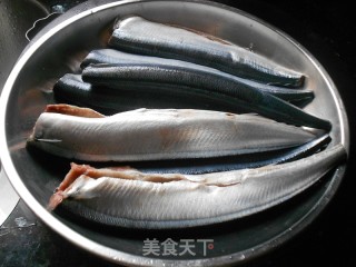 蒜烤秋刀鱼的做法步骤：1