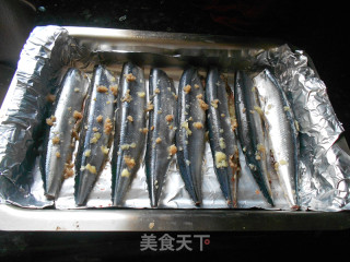 蒜烤秋刀鱼的做法步骤：4