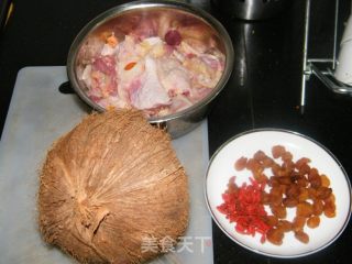 椰子煲老鸡的做法步骤：1