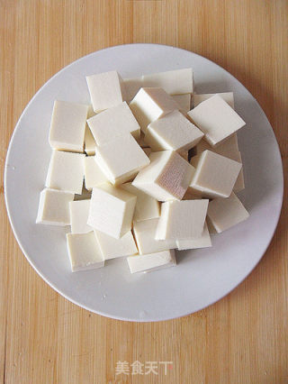 【家常菜】皮蛋香辣豆腐  （5分钟快手菜）的做法步骤：2