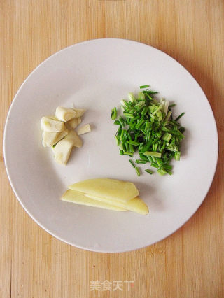 【家常菜】皮蛋香辣豆腐  （5分钟快手菜）的做法步骤：3