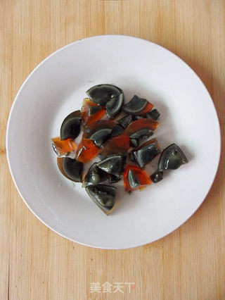 【家常菜】皮蛋香辣豆腐  （5分钟快手菜）的做法步骤：4