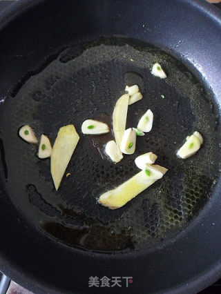 【家常菜】皮蛋香辣豆腐  （5分钟快手菜）的做法步骤：6