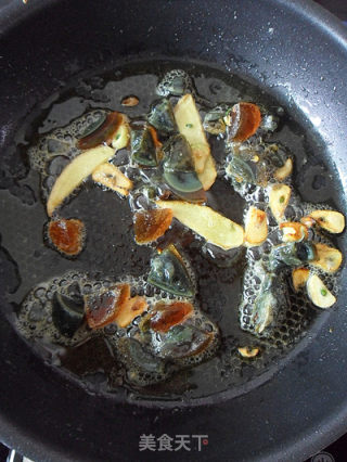 【家常菜】皮蛋香辣豆腐  （5分钟快手菜）的做法步骤：7