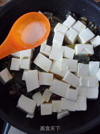 【家常菜】皮蛋香辣豆腐  （5分钟快手菜）的做法步骤：8