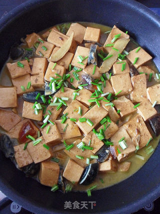 【家常菜】皮蛋香辣豆腐  （5分钟快手菜）的做法步骤：14