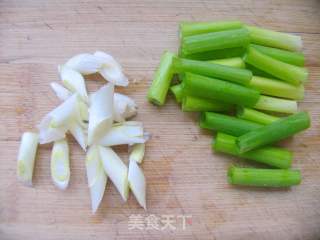 清炒胭脂藕的做法步骤：1