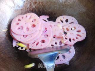 清炒胭脂藕的做法步骤：3