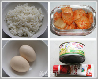 一个人的午餐——韩式泡菜金枪鱼炒饭的做法步骤：1
