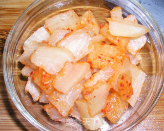 一个人的午餐——韩式泡菜金枪鱼炒饭的做法步骤：2