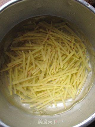 快手家常小炒——香辣土豆丝的做法步骤：2