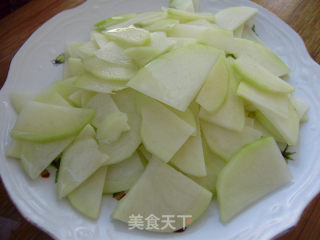 家常菜----土豆片胡萝卜片炒尖椒的做法步骤：2